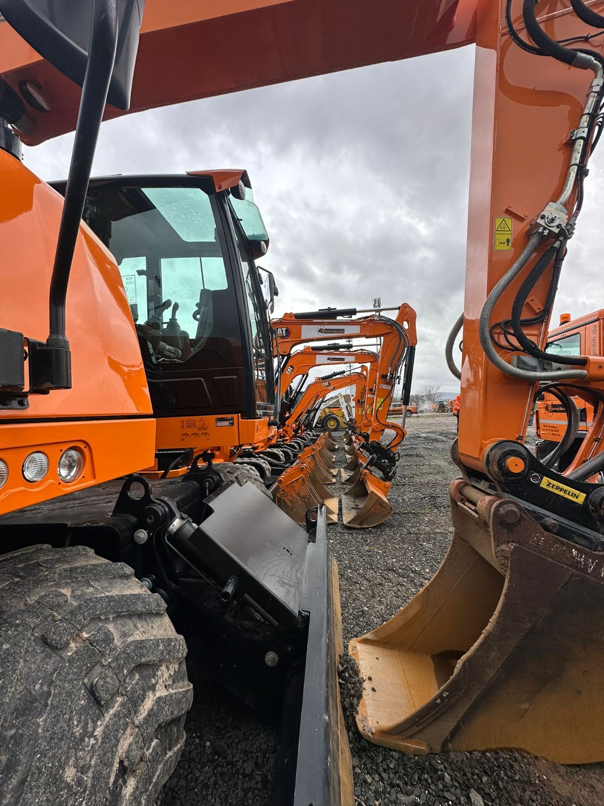 Bagger beim Aushub eines Leitungsgrabens
