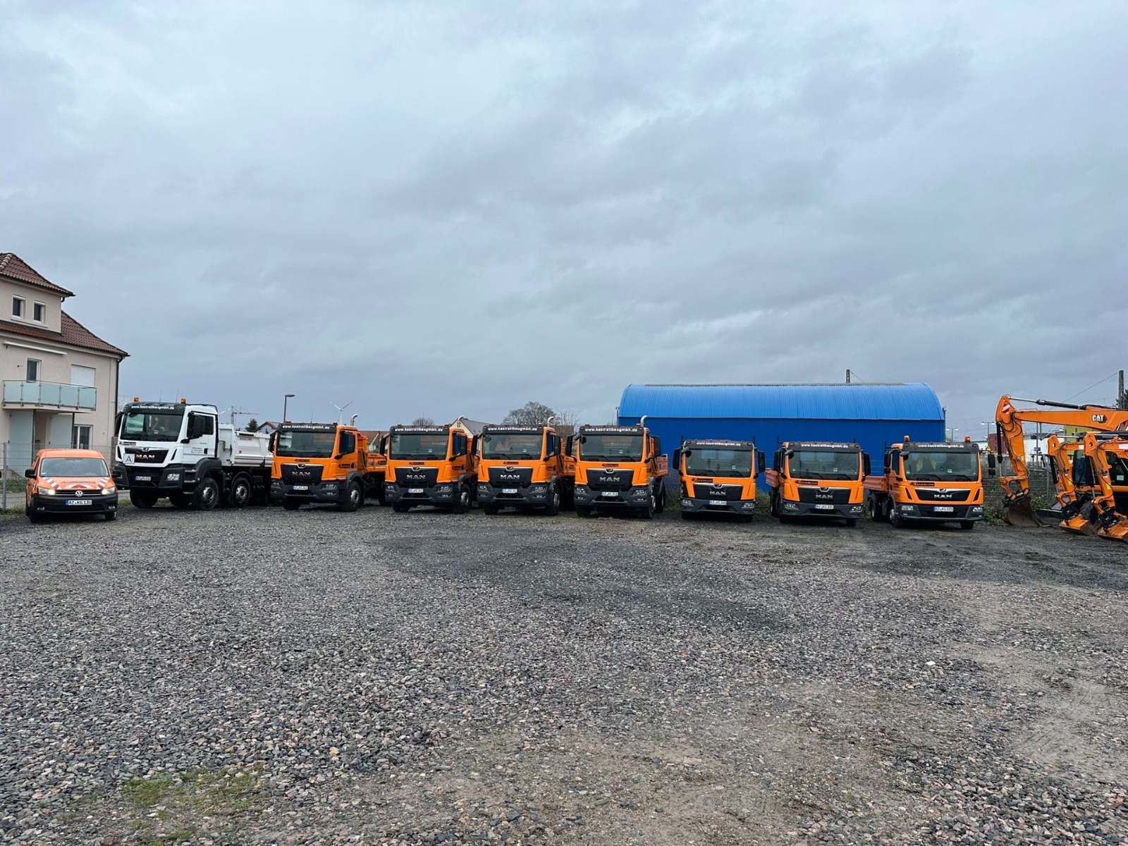 Baumaschinen und Transportfahrzeuge auf dem Betriebshof