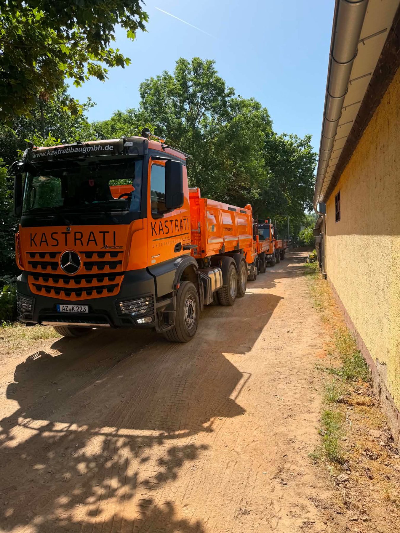 LKW mit Anhänger auf der Baustellenzufahrt