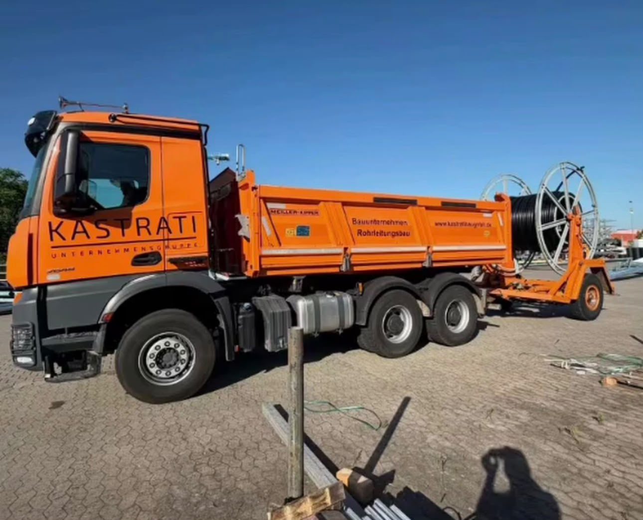 LKW mit Kabeltrommel-Anhänger für Leitungsarbeiten