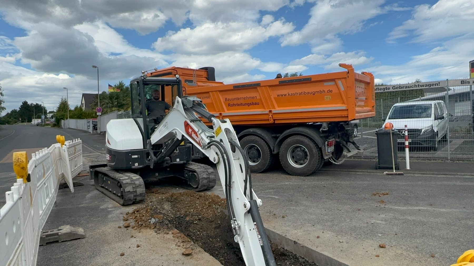 Baumaschine beim Beladen eines Kippers