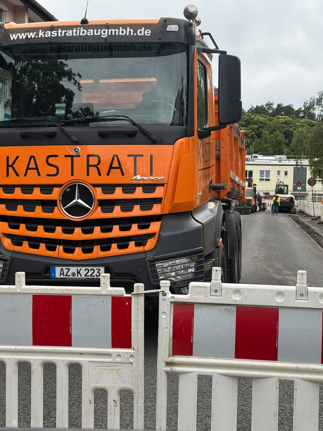 Kipper an einer abgesicherten Baustelle